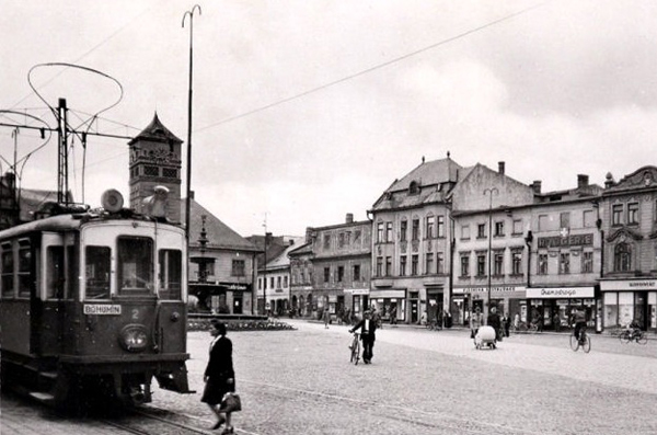 Tramvaj směřující do Bohumína na karvinském náměstí 